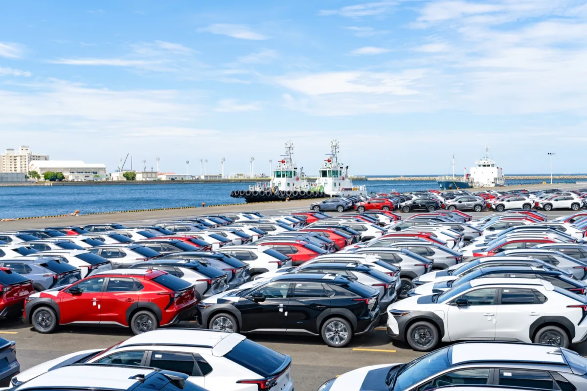 自動車運搬船に積み込まれた車両